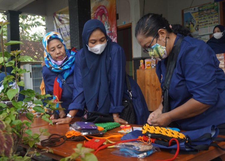 Dengan melakukan pertemuan rutin, anggota Asosiasi Pengusaha Makanan Minuman dan Industri Kreatif (APMMIK) Kabupaten Bojonegoro diharapkan bisa menembus pasar internasional.