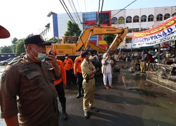 Pemkot Surabaya mengerahkan alat berat untuk membongkar TPS Pasar Turi. Namun sebelumnya Pemkot Surabaya juga membantu para pedagang untuk pindahan ke Pasar Turi Baru.