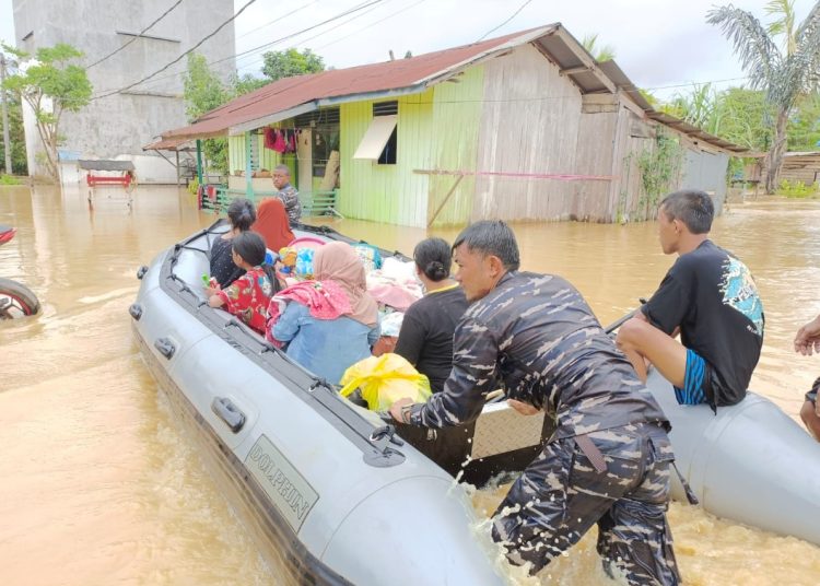 Menggunakan perahu karet, personel TNI AL atau Lanal Sangatta, yang berada di bawah komando Lantamal XIII Tarakan, jajaran Koarmada II mengevakuasi warga yang terjebak banjir di Kutai Timur.