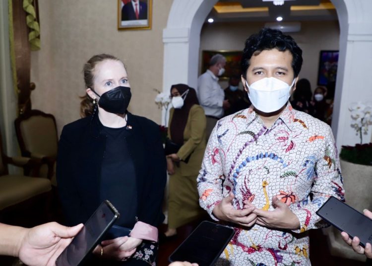Wagub Jatim Emil Elestianto Dardak bersama Konsulat Jenderal (Konjen) Australia Fiona Hoggart di gedung Negara Grahadi Surabaya.