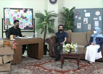 Narasumber Boy Candra (tengah) dan Primatia Yogi Wulandari sedang melakukan kegiatan talkshow.