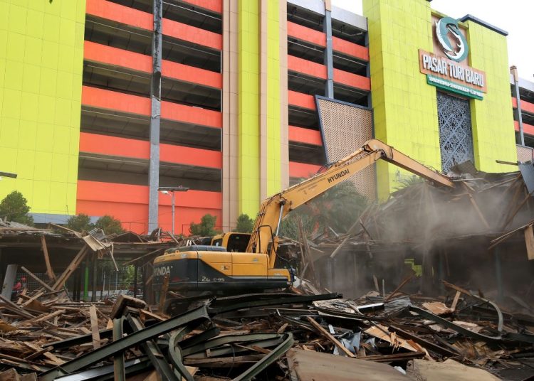 Pembongkaran TPS Pasar Turi yang dilakukan Pemkot Surabaya.