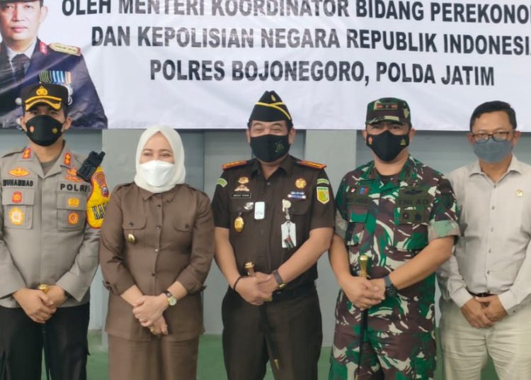 Bupati Bojonegoro Anna Mu'awanah bersama Forkopimda dalam penyerahan bantuan tunai.