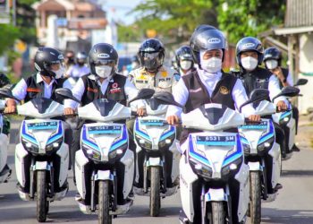 Gubernur Jatim Khofifah Indar Parawansa melakukan ujicoba terhadap motor listrik beberapa waktu lalu.