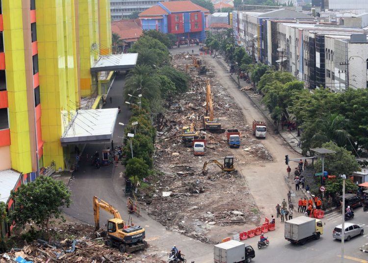 Pembongkaran TPS Pasar Turi oleh tim Pemkot Surabaya.