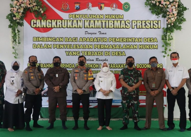 Jajaran Forum Komunikasi Pimpinan Daerah (Forkopimda) Bojonegoro dalam silaturahmi dengan tokoh masyarakat Dusun Tlotok, Desa Bubulan, Kecamatan Bubulan.