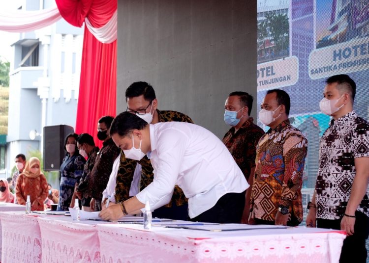 Penandatanganan Nota Kesepakatan Bersama (NKB) antara Wali Kota Surabaya Eri Cahyadi dengan pihak perwakilan dari 46 hotel se-Kota Pahlawan