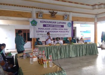 Tm juri melakukan kunjungan lapang ke Desa Keboan Anom dalam lomba desa dan 10 program pokok PKK.