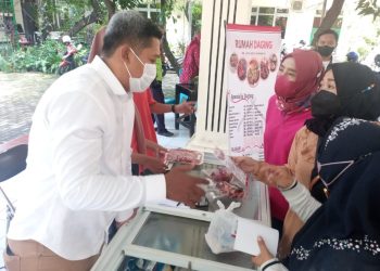 Salah satu operasi pasar yang dilakukan PD Rumah Pitong Hewan di kelurahan.