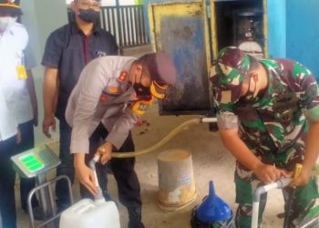 Jajaran TNI dan Polri melakukan pengamanan operasi pasar di Pasar Banjarejo dan Pasar Wisata Bojonegoro.