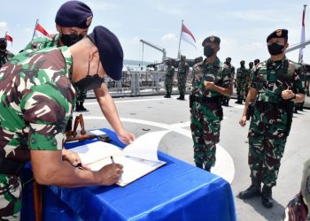 Prosesi sertijab komandan KRI Ahmad Yani-351 dari Kolonel Laut (P) Nopriadi kepada Kolonel Laut (P) Didik Kusyanto.
