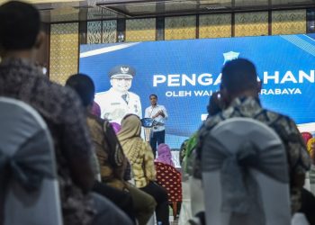 Wali Kota Surabaya Eri Cahyadi memberikan pengarahan kepada jajaran Pemerintah Kota Surabaya di Convention Hall, Jalan Arief Rahman Hakim, Surabaya.