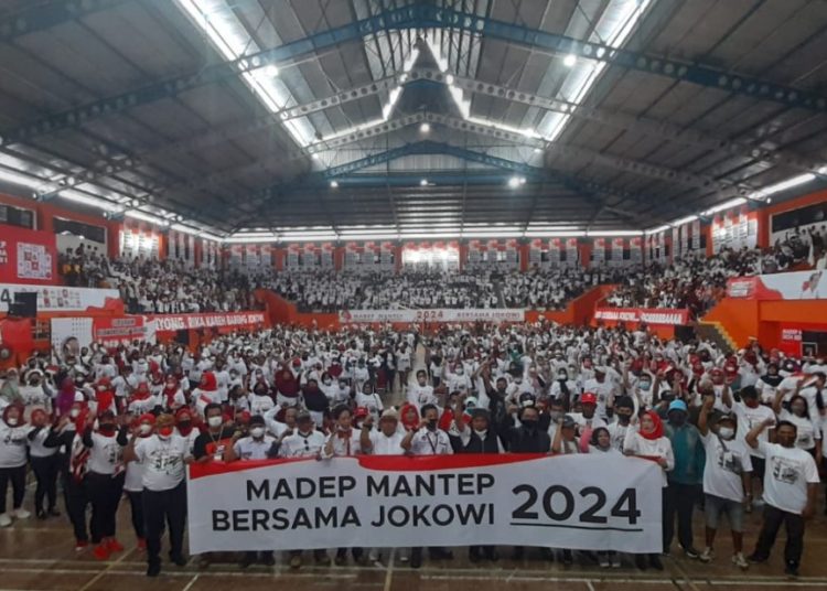 Ribuan relawan melakukan deklarasi Mandep Mantep Bersama Jokowi 2024 dilakukan di GOR Satria, Purwokerto, Banyumas, Jawa Tengah.