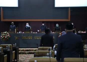 Gubernur Jatim Khofifah Indar Parawansa di DPRD Jatim dalam penyampaian Nota Penjelasan Laporan Keterangan Pertanggungjawaban (LKPJ) Gubernur Akhir Tahun Anggaran 2021.