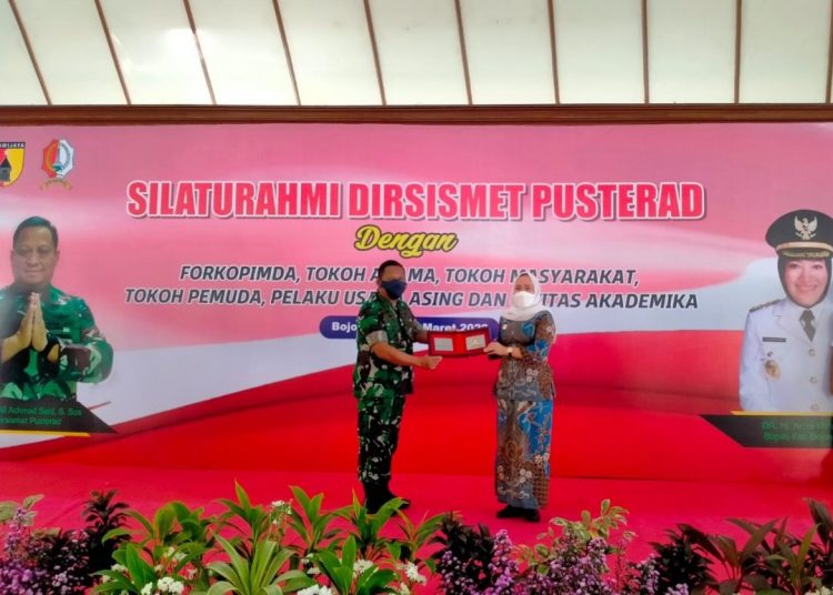 Direktur Sistem dan Metode Pusat Teritorial TNI-AD (Dirsismet), Brigjen TNI Achmad Said bersama Bupati Bojonegoro Anna Mu’awanah.