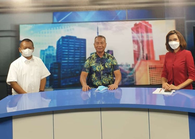 Anwar Hudijono (tengah), wartawan senior dalam acara dialog di Metro TV Jatim, bersama Lutfil Hakim, Ketua Persatuan Wartawan Indonesia (PWI) Jatim (kiri).