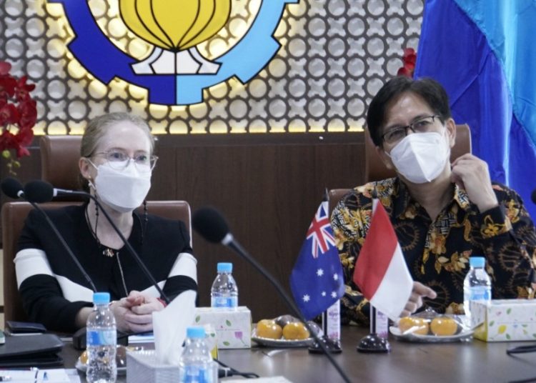 Rektor ITS Prof Dr Ir Mochamad Ashari bersama