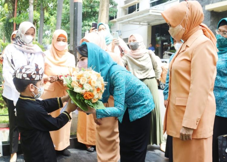 Arumi Bachsin di sela meresmikan Ruang Bermain dan Penitipan Anak di kantor Badan Pengembangan Sumber Daya Manusia (BPSDM) Provinsi Jatim.