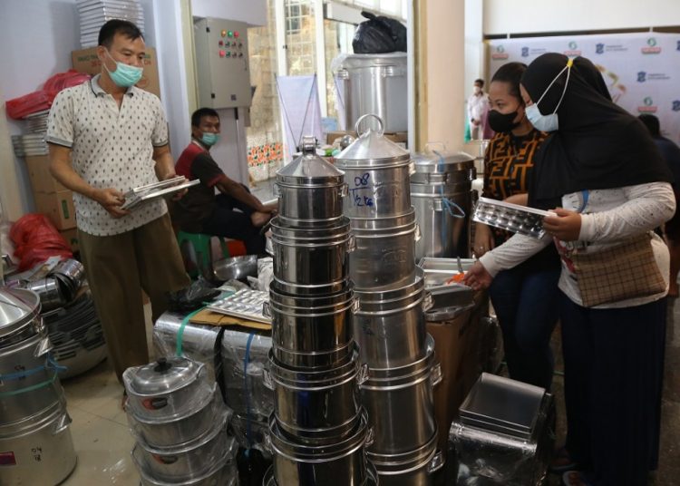 Pedagang sudah mulai berjualan di Pasar Turi Baru pasca dibukanya kembali pasar tersebut sejak kebakaran 15 tahun silam.