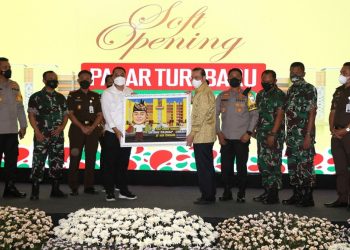 Wali Kota Surabaya Eri Cahyadi bersama instansi terkait dalam soft opening Pasar Turi Baru.