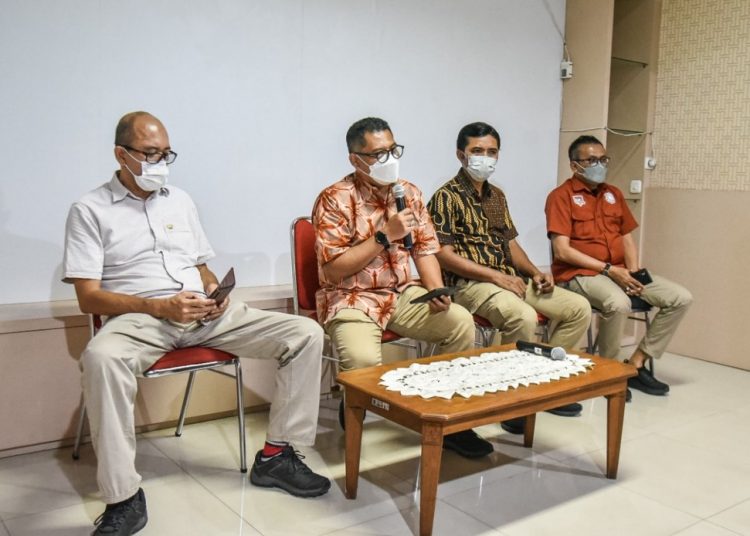 Kepala Satpol PP Surabaya Eddy Christijanto dalam jumpa pers di kantor Dinas Komunikasi dan Informatika Pemkot Surabaya.