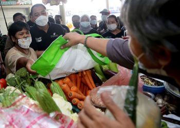 Foto ilustrasi: Wali Kota Eri Cahyadi saat meninjau penggunaan kantong belanja non-plastik di salah satu pasar di Surabaya.