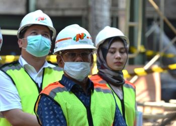 Indradjaja Manopol (dua dari kiri) meninjau pelaksanaan proyek Pasar Djohar Semarang saat menjabat menjadi Direktur Utama PT Nindya Karya.