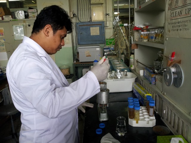 Prof Adi Setyo Purnomo SSi MSc PhD saat melakukan penelitian pada jamur pelapuk kayu coklat sebagai bahan untuk biodegradasi di laboratorium Departemen Kimia ITS.