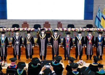 Tiga profesor baru ITS bersama jajaran pimpinan ITS dan Dewan Profesor ITS usai pembacaan orasi ilmiah pengukuhan.