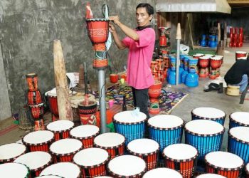 Industri Kecil Menengah Kendang Djimbe, di Desa Minggirsari, Kecamatan Kanigoro, Kabupaten Blitar diusulkan menjadi desa devisa.