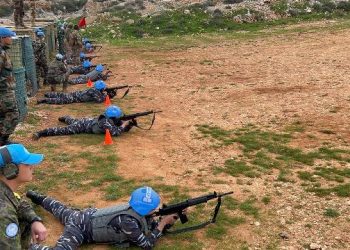 Para personel KRI Sultan Iskandar Muda-367 (KRI SIM-367) mengikuti kompetisi menembak senjata ringan pada ajang Small Arm Shooting Competition di lapangan tembak sektor timur UNP 7-2 Lebanon.