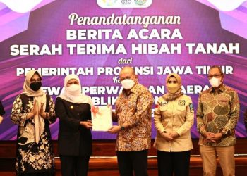 Gubernur Jatim Khofifah Indar Parawansa bersama Ketua DPD RI AA La Nyalla Mahmud Matalliti dalam penandatanganan dan serah terima hibah tanah dari Pemprov Jatim ke DPD RI.