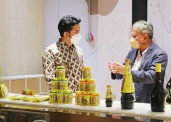 Direktur Pengaturan, Perizinan, dan Pengawasan Fintech Otoritas Jasa Keuangan (OJK) Tris Yulianta bersama Wakil Gubernur Jawa Timur Emil Elestianto Dardak.