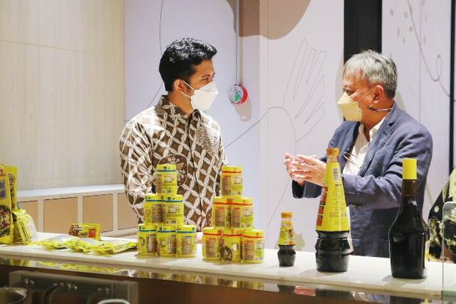 Direktur Pengaturan, Perizinan, dan Pengawasan Fintech Otoritas Jasa Keuangan (OJK) Tris Yulianta bersama Wakil Gubernur Jawa Timur Emil Elestianto Dardak.