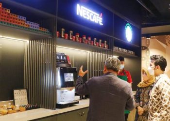 Wakil Gubernur Jawa Timur Emil Elestianto Dardak di sela menemui Direktur Pengaturan, Perizinan, dan Pengawasan Fintech Otoritas Jasa Keuangan (OJK) Tris Yulianta di kantor OJK.