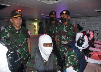 Kepala Staf Koarmada (Kaskoarmada) RI, Laksda TNI Yayan Sofyan mengecek kesiapan dua unsur kapal perang jajaran Satkor Koarmada II.