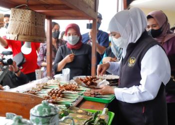 Kios angkringan yang menjual aneka rasa nasi bakar di rest area Gunung Gedangan, Mojokerto, bernuansa tradisional yang didatangi Gubernur Jatim Khofifah Indar Parawansa.