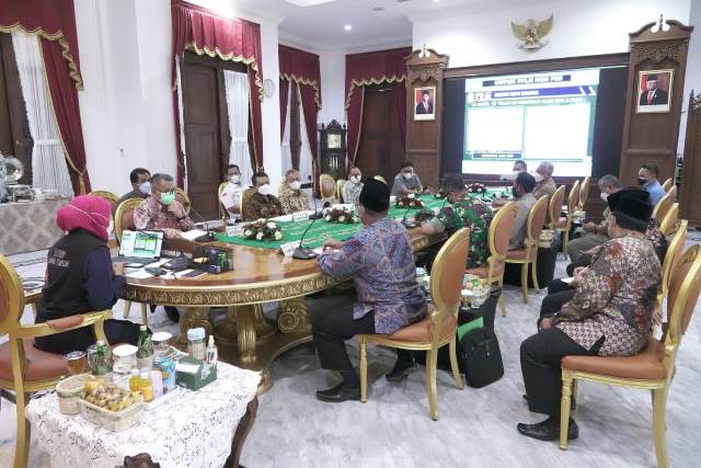 Suasana Rapat Koordinasi (Rakor) Pembukaan PPIU dari Bandar Juanda di Gedung Negara Grahadi, Surabaya, yang dipimpin Gubernur Jatim Khofifah Indar Parawansa.