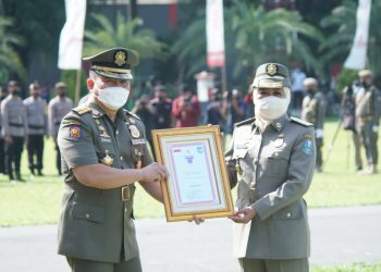 Gubernur Jawa Timur Khofifah Indar Parawansa menerima penghargaan Karya Bhakti Peduli Satpol PP dari Kementerian Dalam Negeri dalam upacara peringatan HUT ke-72 Satpol PP, HUT ke-60 Satlinmas, dan HUT ke-103 Damkar di Kota Blitar..