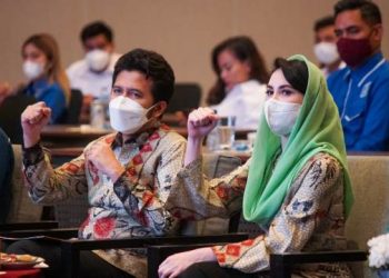 Wakil Gubernur Jawa Timur Emil Elestianto Dardak dan Ketua Dekranasda Jawa Timur Arumi Bachsin pada Rapat Kerja Wilayah (Rakerwil) Dewan Pimpinan Wilayah (DPW) Gerakan Ekonomi Kreatif Nasional Jawa Timur (Gekrafs Jatim) di The Westin Surabaya.