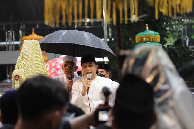 Wali Kota Surabaya Eri Cahyadi dalam peringatan Haul Agung Sunan Ampel yang ke-545 di kompleks makam Sunan Ampel, Surabaya.