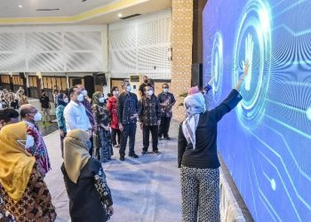 Suasana launching Surabaya Mengajar yang dilaksanakan di Convention Hall Jalan Arief Rahman Hakim, Surabaya.