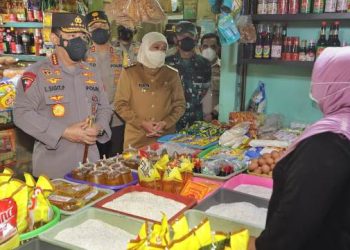 Gubernur Jawa Timur Khofifah Indar Parawansa mendampingi Kapolri Jenderal Listyo Sigit Prabowo mengecek ketersediaan minyak goreng di Pasar Wonokromo.