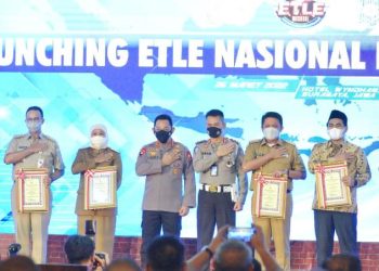 Kapolri Jenderal Pol Listyo Sigit Prabowo bersama para penerima penghargaan Electronic Traffic Law Enforcement (ETLE) Nasional Presisi.