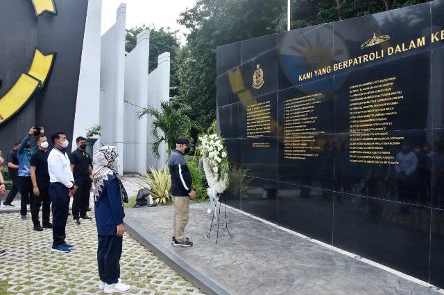 Wakil Presiden RI KH Ma'ruf Amin berdoa dan memberikan karangan bunga di Wall of Memoriam Monumen KRI Nanggala-402.