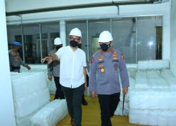 Kapolri Jenderal Listyo Sigit Prabowo saat mendatangi pabrik minyak goreng PT Mikie Oleo Nabati Industri di Bekasi. (foto istimewa)