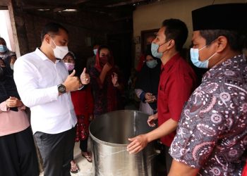 Wali Kota Surabaya Eri Cahyadi mendampingi anggota DPR RI Puti Guntur Soekarno menyerahkan alat produksi tempe kepada perajin di kampung tempe Sukomanunggal.