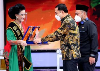Wali Kota Surabaya Eri Cahyadi saat menerima piagam Apresiasi Sukses Memimpin di Tengah Krisis dari salah satu stasiun televisi swasta di Surabaya.