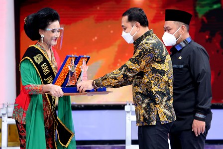Wali Kota Surabaya Eri Cahyadi saat menerima piagam Apresiasi Sukses Memimpin di Tengah Krisis dari salah satu stasiun televisi swasta di Surabaya.