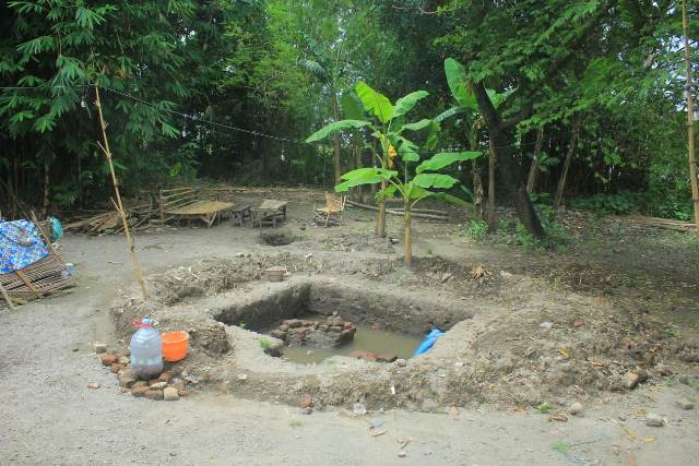 Galian sumur yang dihentikan penggaliannya karena ditemukan bangunan yang diduga situs purbakala.